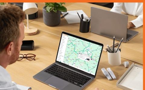 Gestor de frota a analisar a localização de viaturas e rotas numa plataforma de gestão de frotas com monitorização GPS em tempo real.