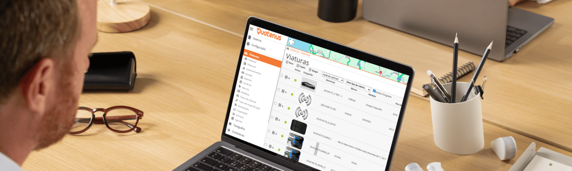 Utilizador a trabalhar no portátil com a plataforma Quatenus aberta na gestão de viaturas e controlo operacional